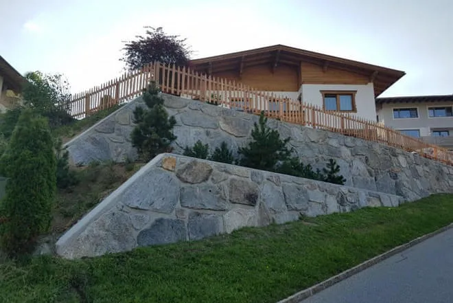 Granitsteinmauer in Beton