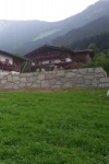 Granitsteinmauer-in-Beton