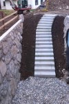 Steinmauer-und-Granitstufe-in-Beton